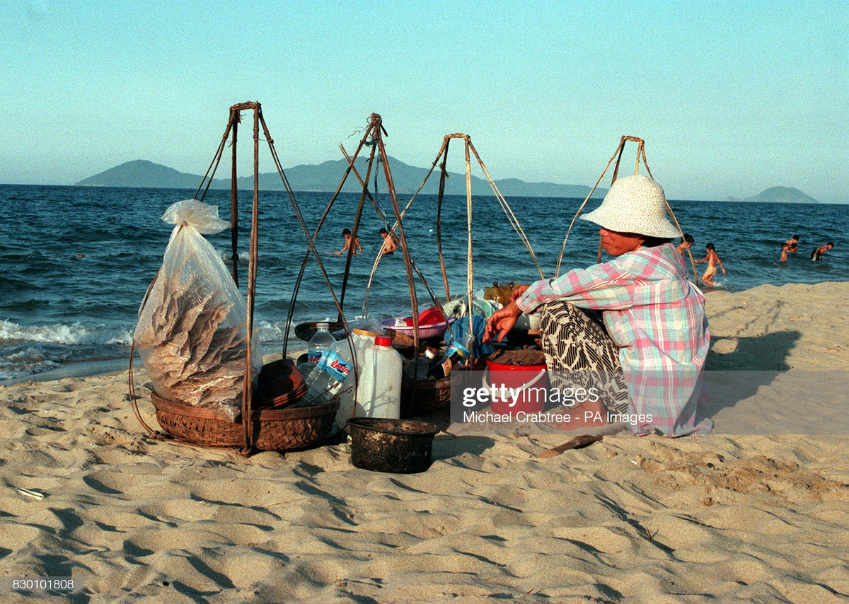 Người bán hàng rong ở bãi biển Cửa Đại.