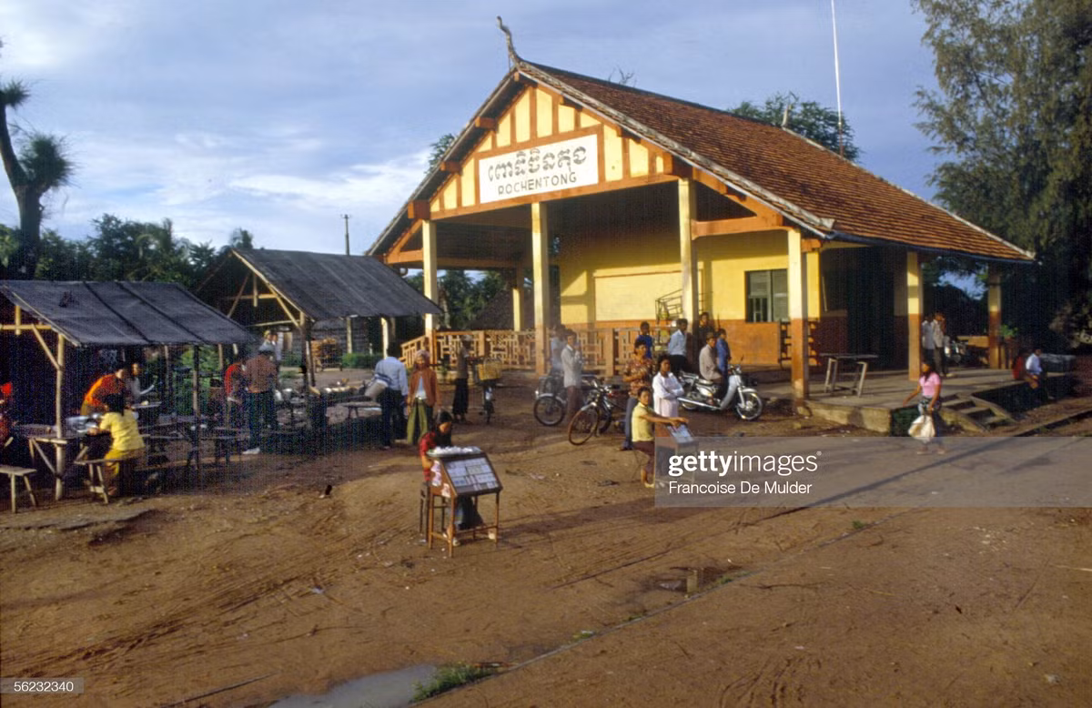 Ga Pochentong, nằm trên tuyến đường sắt Phnom Penh - Battambang, Campuchia năm 1989. Ảnh: Francoise de Mulder/ Getty Images.