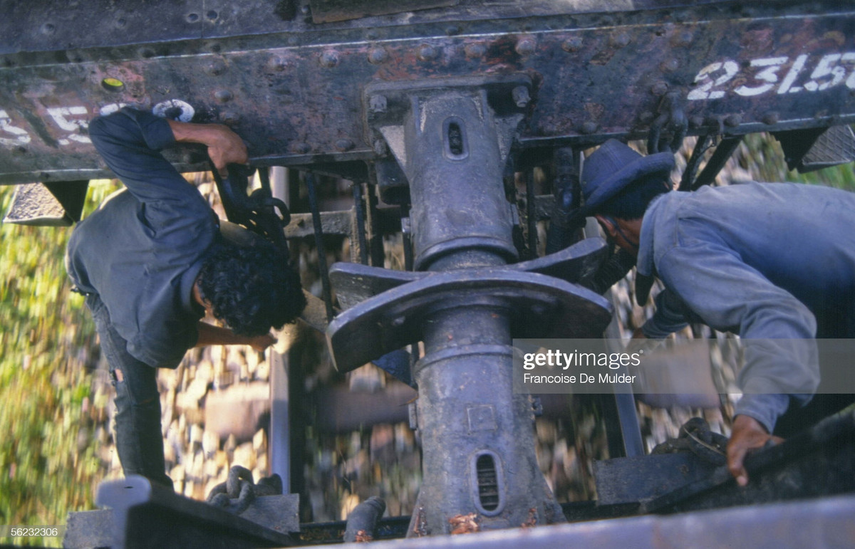 Nhân viên đường sắt của đoàn tàu Phnom Penh - Battambang đổ tro lên đường ray, để tăng tốc độ tàu chạy.