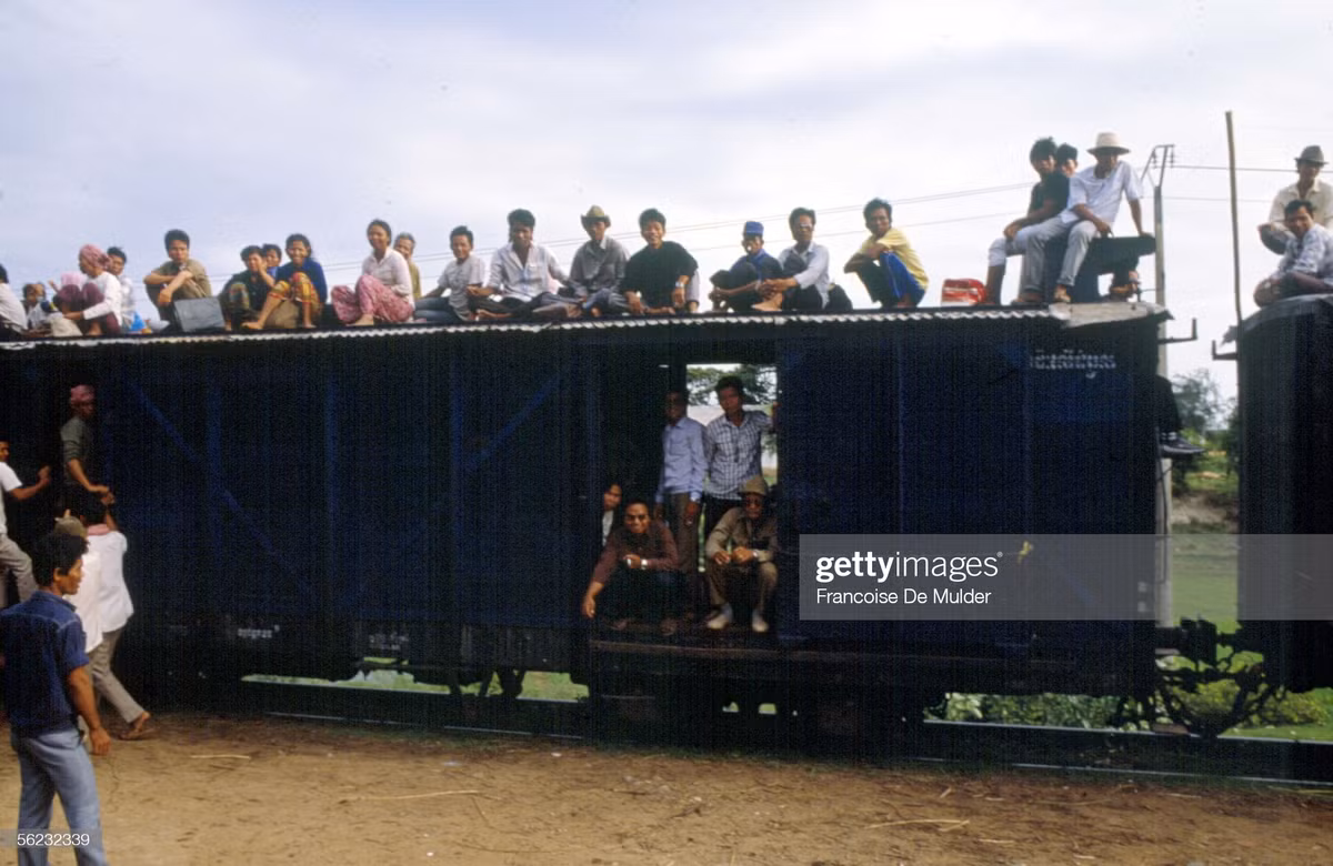 Hành khách ngồi trên nóc một toa tàu ở ga Pochentong.