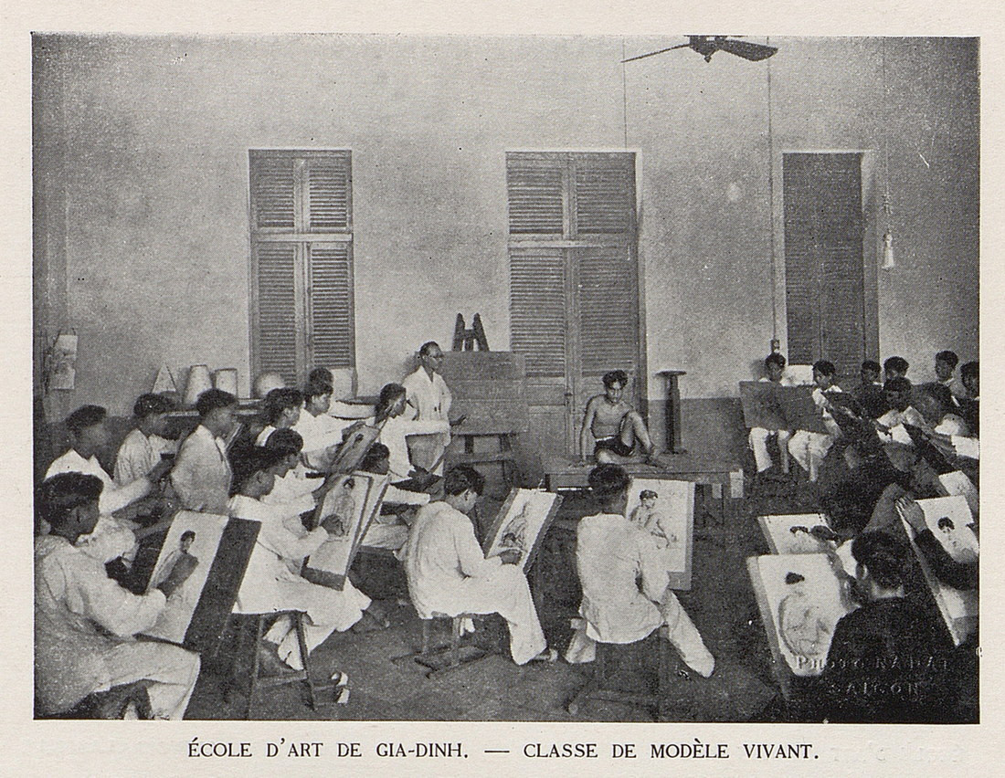 Giáo viên quan sát các học viên thực hành ký họa ở trường Mỹ nghệ Gia Định, nay là Đại học Mỹ thuật TP. HCM.