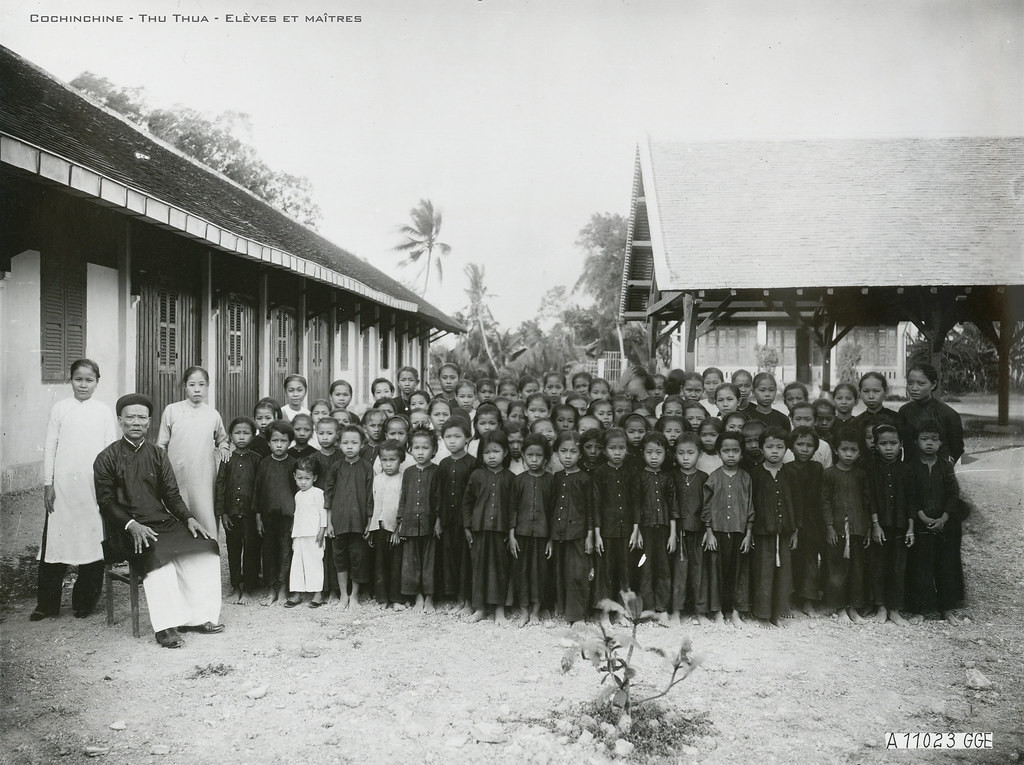 Học sinh và thầy cô giáo ở Thủ Thừa (Long An), thập niên 1920.