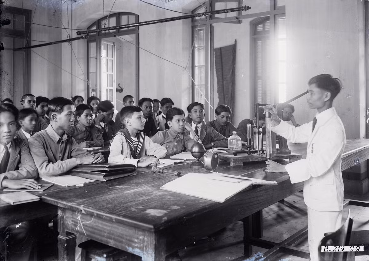 Một nhà giáo Việt Nam giảng bài cho học sinh trong giờ học vật lý ở trường Trung học Albert Sarraut, Hà Nội đầu thế kỷ 20.