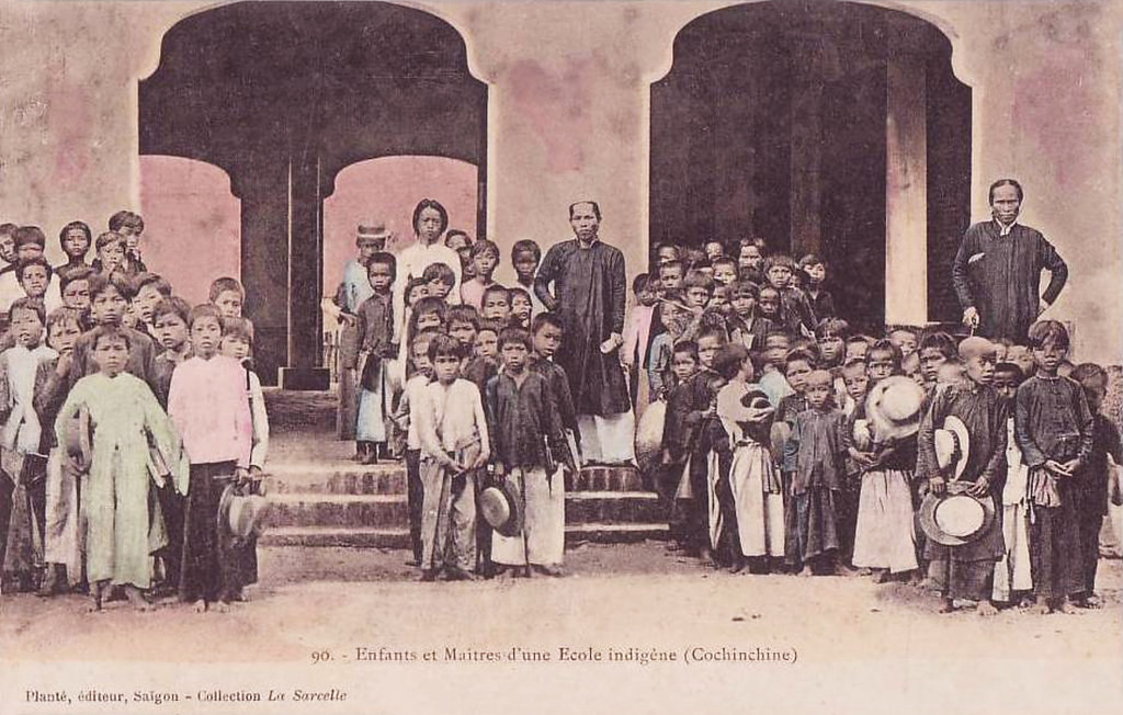 Thầy và trò tại một trường học ở xứ Nam Kỳ xưa. Các giáo viên tại trường là người Việt.