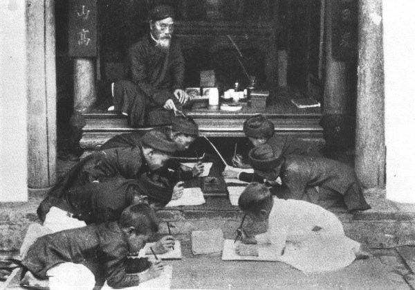 Thầy đồ ngồi trên phản theo theo dõi các học trò viết chữ, Việt Nam khoảng đầu thế kỷ 20. Tinh thần " Tiên học lễ, hậu học văn" rất được coi trọng trong nền giáo dục truyền thống của người Việt.