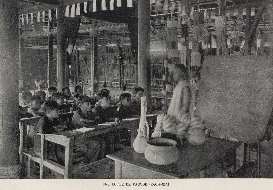 Lớp học trong một ngôi chùa ở Rạch Giá.