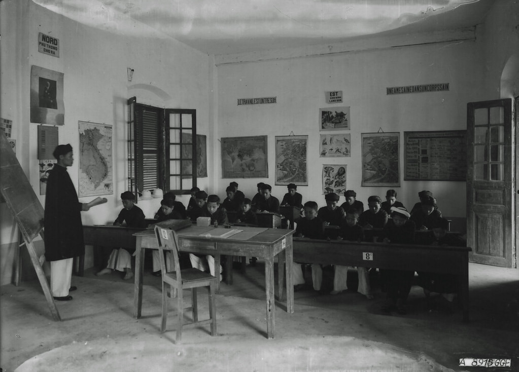 Thầy giáo Việt Nam giảng bài cho học trò tại một lớp học của trường tiểu học nam sinh ở Bắc Cạn thập niên 1920.