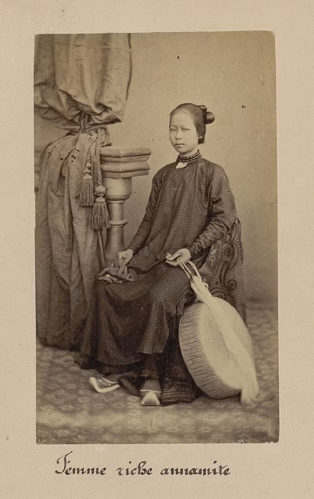 Một người đẹp Bắc Bộ xưa. Họa tiết trên trang phục cho thấy phần nào gia thế của người mặc.