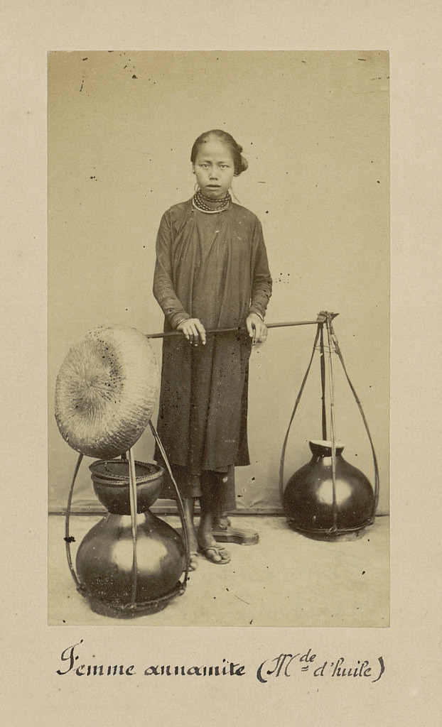 Cô gái và cặp quang gánh, phương tiện mưu sinh của nhiều phụ nữ Việt xưa.