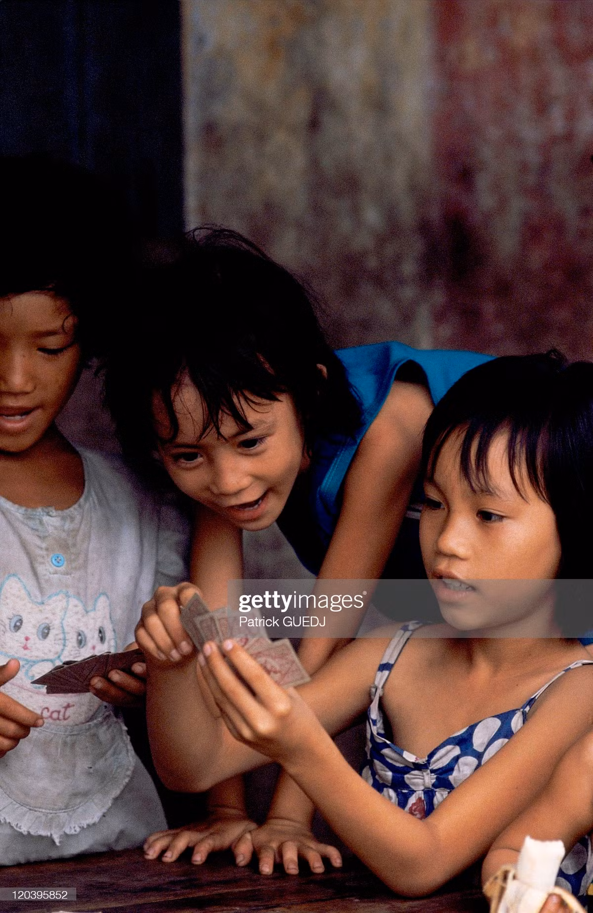 Các bé gái chơi tú lơ khơ.