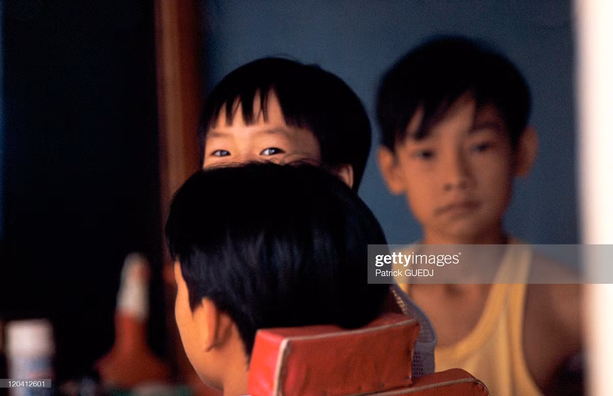 Những đứa trẻ trong tiệm cắt tóc.