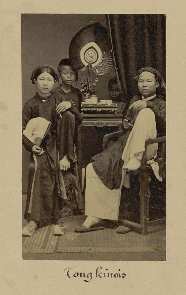 Các thành viên trong một gia đình khá giả ở xứ Bắc Kỳ.