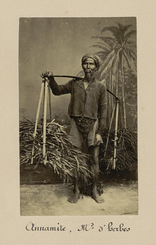 Cụ ông gánh rau.