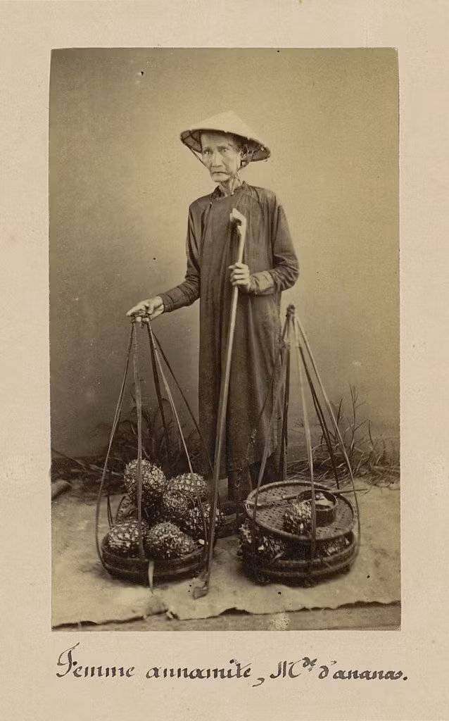 Cụ bà bán dứa.