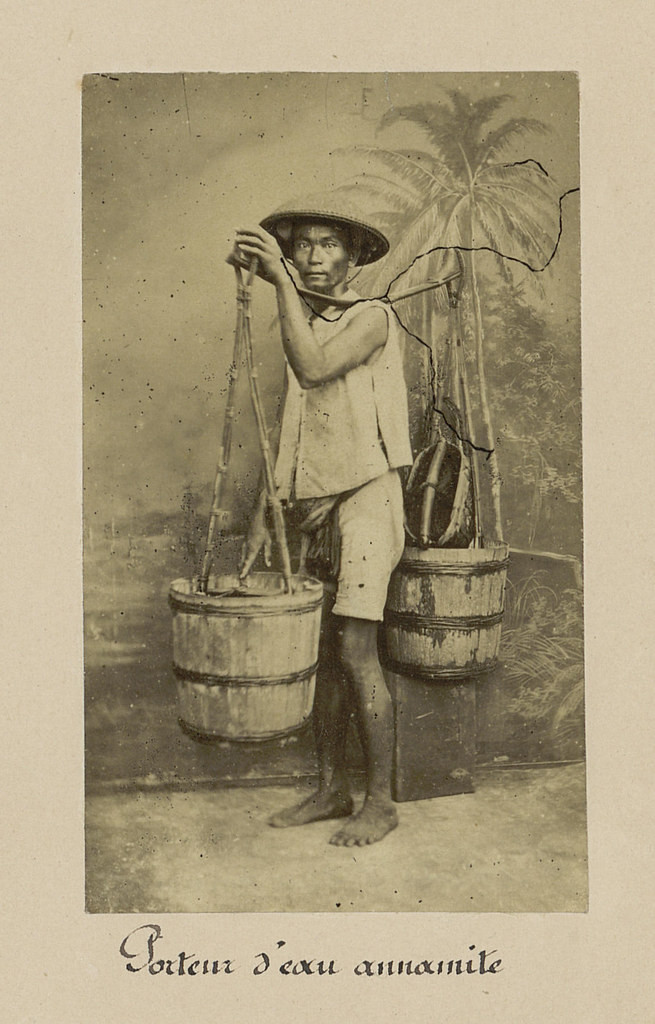 Chân dung người gánh nước thuê.