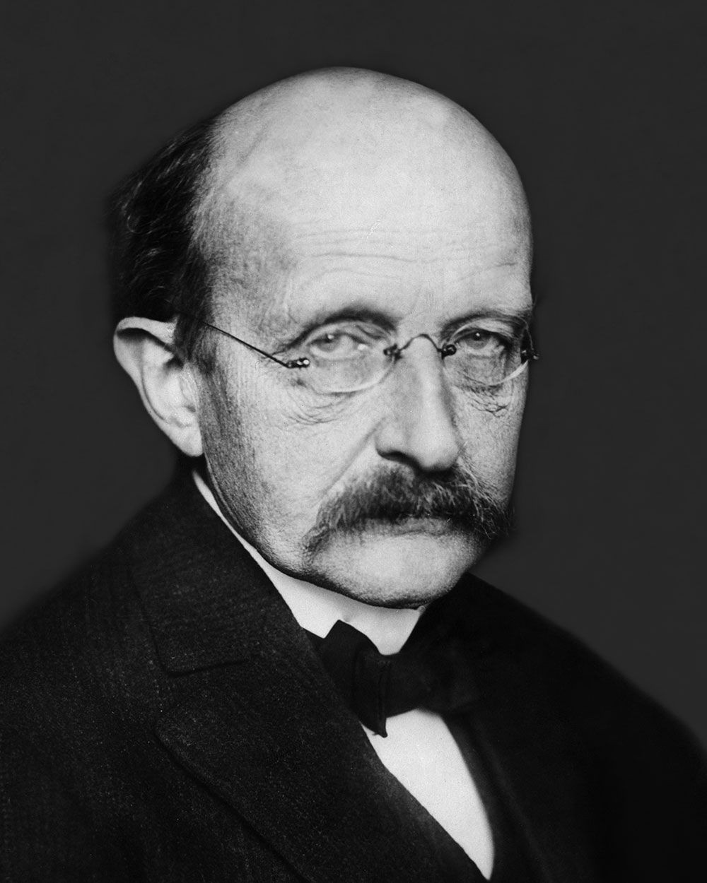 Vào ngày 14/12/1900, nhà vật lý học người Đức Max Planck (1858-1947) đã đặt nền móng cho thuyết lượng tử khi công bố nghiên cứu của ông về ảnh hưởng của bức xạ đối với một "vật đen".