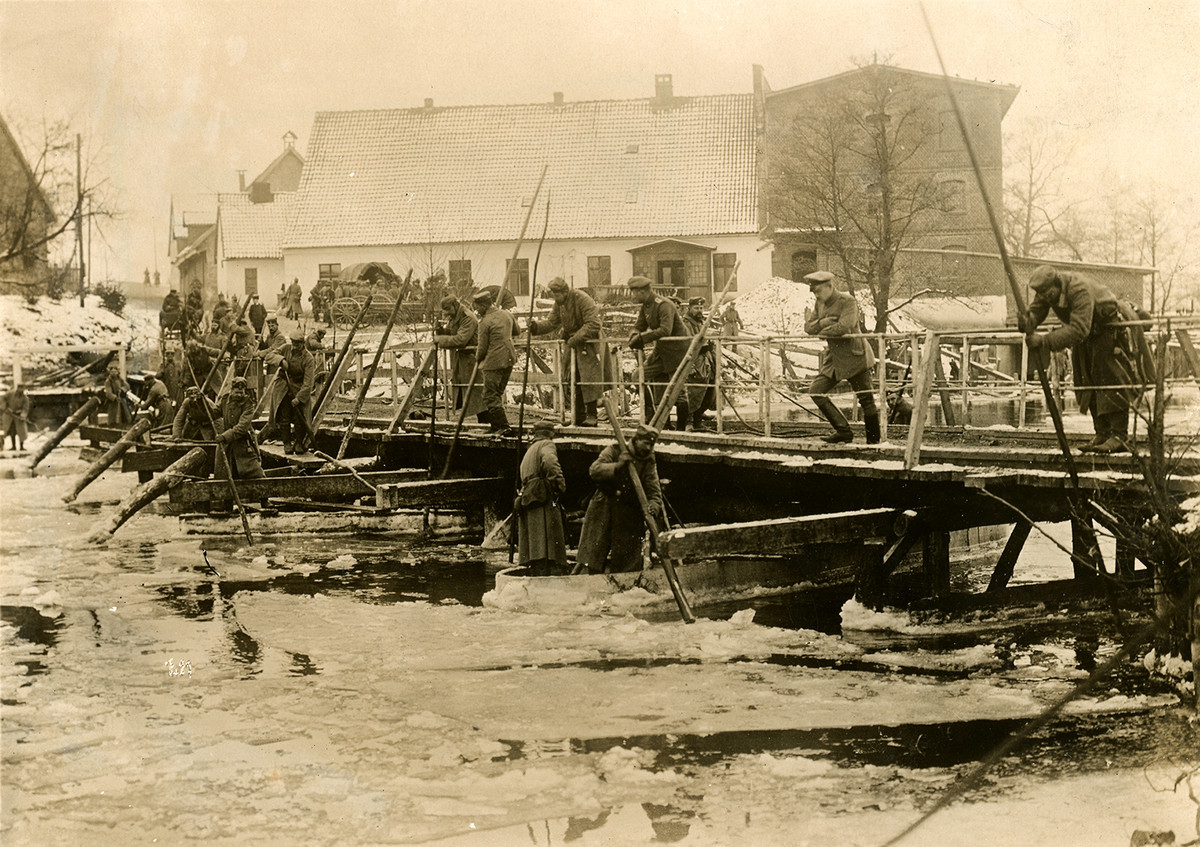 Ngày 7/2/1915, giữa cơn bão tuyết dày đặc, Tập đoàn quân số 8 của Đức do Tướng Fritz von Below thống lĩnh đã thực hiện một cuộc tấn công bất ngờ vào tiền tuyến của Nga ở phía bắc Hồ Masurian ở Mặt trận phía Đông, bắt đầu trận chiến Mùa đông ở hồ Masurian trong Thế chiến I.