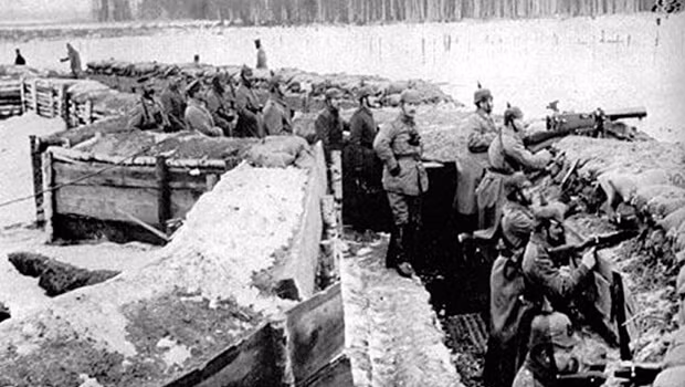 Ngày 7/2/1915, Tập đoàn quân số 8 dưới quyền Below đã tấn công cánh trái của Nga trong cơn bão tuyết và nhanh chóng chiếm thế thượng phong, dễ dàng tiến vào vị trí quân Nga từ phía Nam.