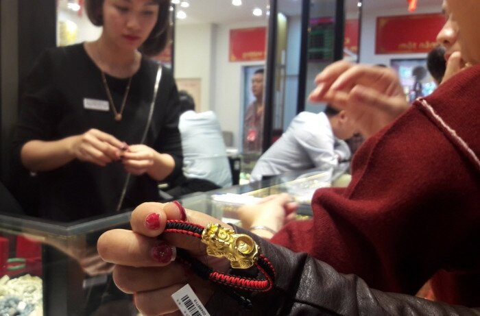 Gia vang hom nay 2/11: Vang SJC giam ve sat moc 58 trieu