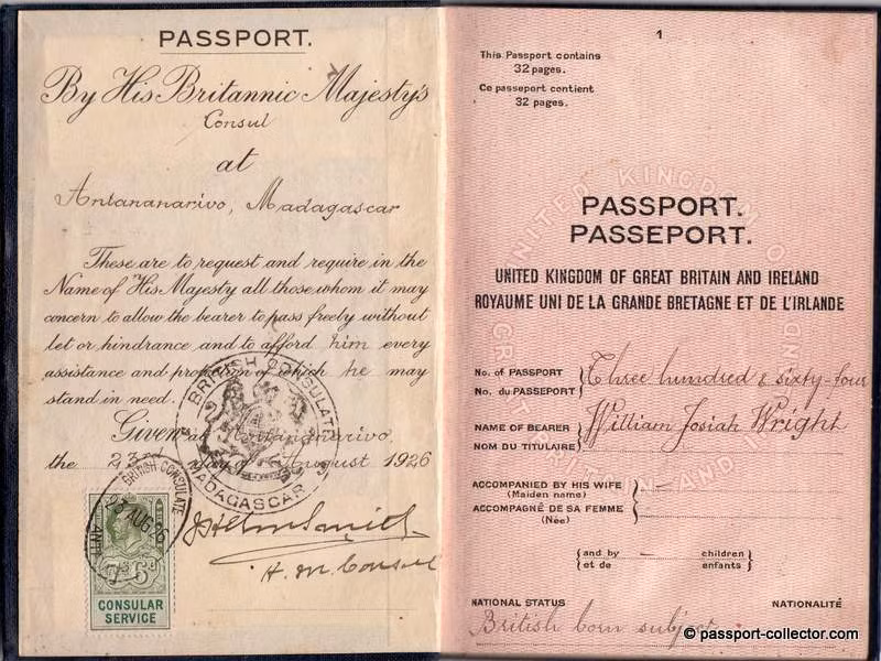 Hộ chiếu của người Anh khi đó còn là sản phẩm của luật công dân Anh 1914 với hình thức một tờ giấy gấp làm 8 phần, được giữ chặt bởi miếng bìa bao ngoài.