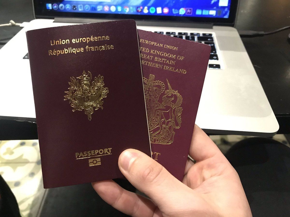 Đến giữa thế kỷ 20, quyển sổ hộ chiếu hoàn chỉnh như ngày nay mới hình thành rõ nét, chuẩn hóa quốc tế và được sử dụng rộng rãi.