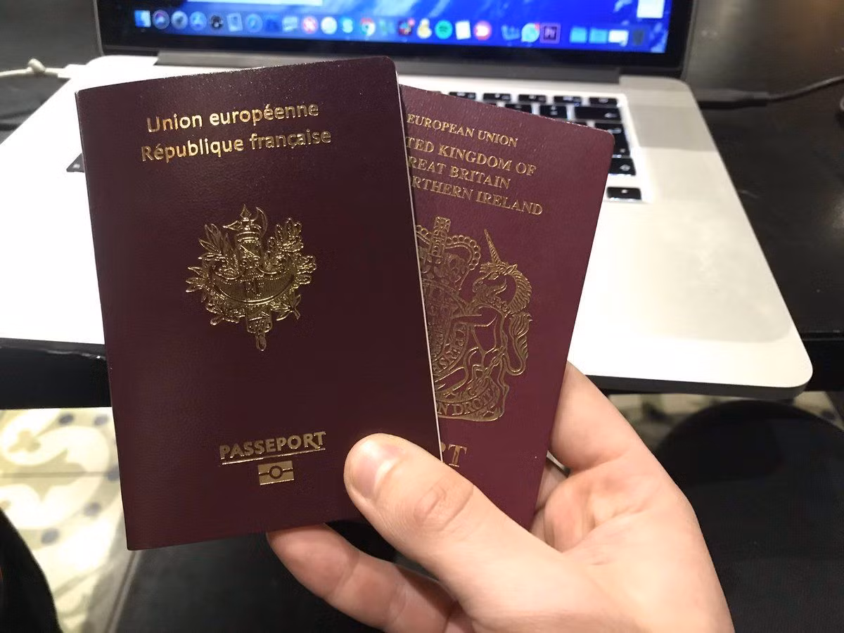 Đến giữa thế kỷ 20, quyển sổ hộ chiếu hoàn chỉnh như ngày nay mới hình thành rõ nét, chuẩn hóa quốc tế và được sử dụng rộng rãi.