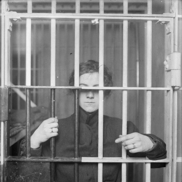 Lynette và Sara đã phải chịu án phạt trong cùng một nhà tù ở West Virginia. Lynette đã tìm cách trốn thoát khỏi nhà tù vào năm 1979, nhưng đã bị bắt và chuyển đến một nhà tù khác có an ninh cao hơn.