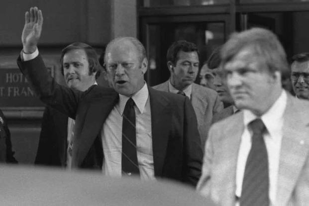 Khi Tổng thống Ford đang vẫy tay chào đám đông, người phụ nữ tiếp cận ông bị ngăn lại bởi hàng rào các nhân viên bảo vệ, khi còn cách Tổng thống 12 mét. Người phụ nữ cố lách thêm lên phía trước rồi rút súng nhằm vào Tổng thống.