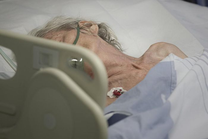 Cho tới nay, Romania ghi nhận 1,72 triệu ca nhiễm SARS- CoV-2, trong đó có 51.483 trường hợp tử vong. Tháng trước, Tổ chức Y tế Thế giới (WHO) đã cử một nhóm đến trợ giúp ứng phó với đại dịch tại Romania.