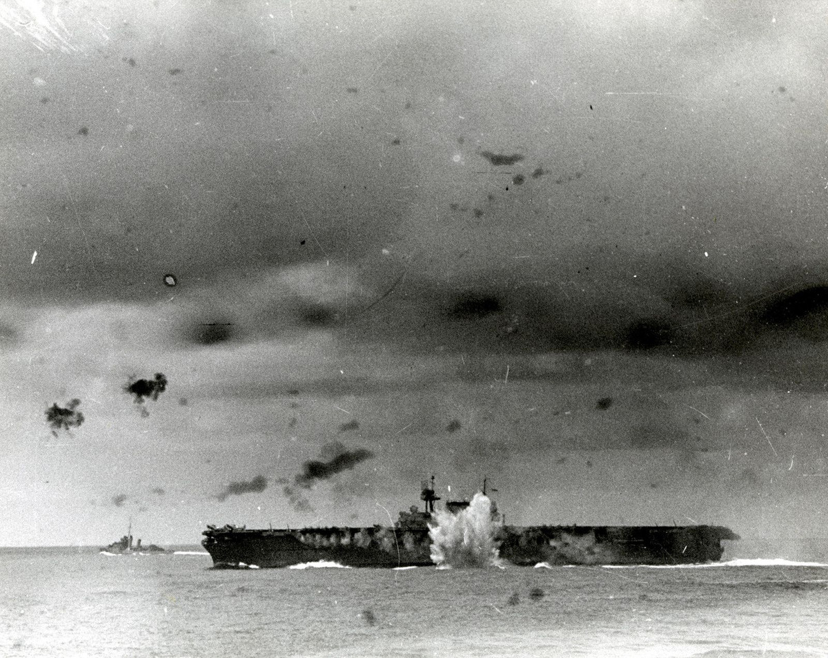 Nhưng USS Hornet cũng hứng chịu những đòn giáng trả mạnh mẽ. Trong vòng 15 phút, nó hứng chịu ba quả bom từ những chiếc máy bay ném bom bổ nhào và hai quả ngư lôi từ những chiếc máy bay ném ngư lôi Nhật Bản.