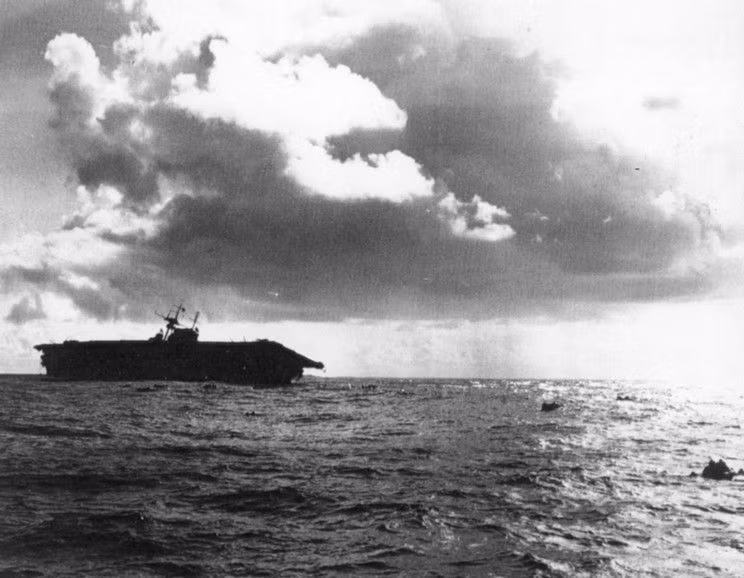 Ngày 26/10/1942, USS Hornet tham gia trận chiến quyết định số phận của mình ở quần đảo Santa Cruz. Đây là cuộc chiến giữa các tàu sân bay của Mỹ và Nhật, không có sự tham gia trực tiếp của của các loại tàu khác.