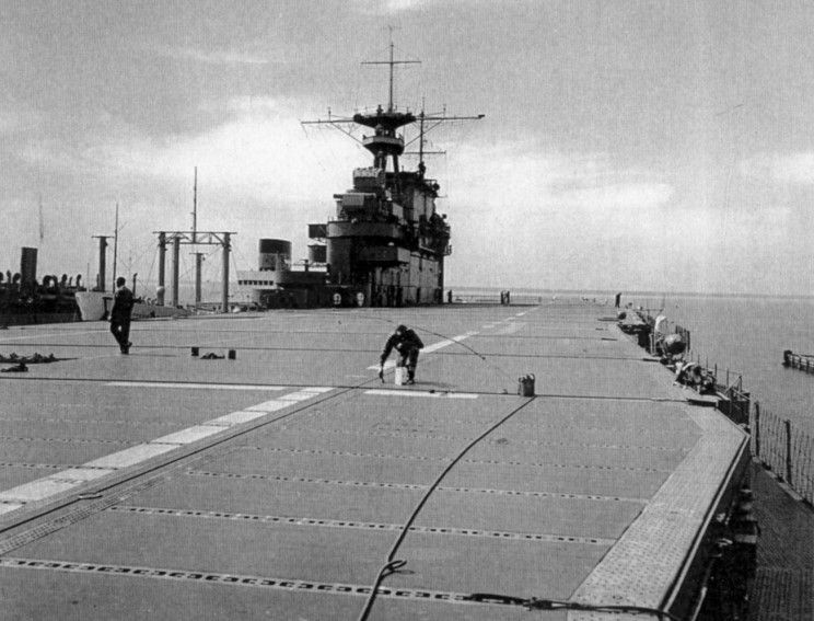 Ngược dòng thời gian, vào ngày 17/8/1942, tàu sân bay USS Hornet được điều đi bảo vệ các vùng biển dẫn đến Guadalcanal tại quần đảo Solomon đang nằm trong sự giành giật quyết liệt giữa Mỹ và Nhật. Đến giữa tháng 9, nó là tàu sân bay duy nhất chưa bị hư hại ở khu vực này.