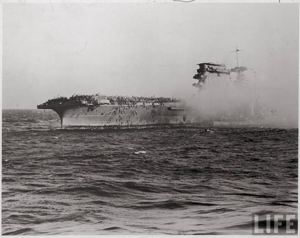 Cuối cùng lực lượng hải quân Nhật xuất hiện kết liễu chiếc USS Hornet bằng bốn quả ngư lôi 610 mm. Lúc 1h35 sáng ngày 27/10/1942, con tàu sân bay nặng 20.000 tấn chìm xuống đáy biển.