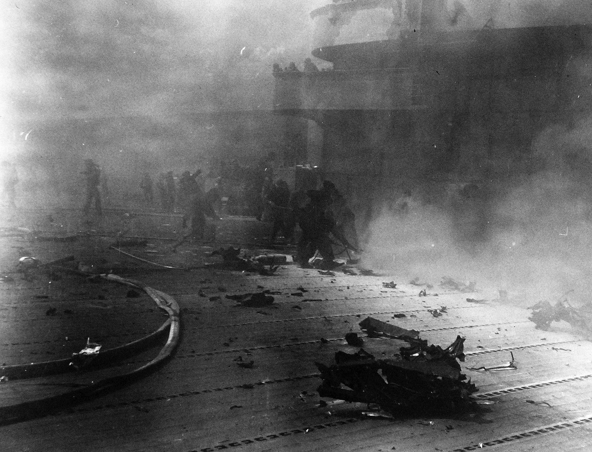 Trên thực tế, vụ nổ do bom của Nhật Bản dội xuống tàu Hornet lớn đến mức hai trong số các máy bay ném bom Nhật cũng bị tê liệt vì xung chấn, và các phi công đã đâm thẳng máy bay xuống boong tàu sân bay Mỹ như đòn cảm tử.