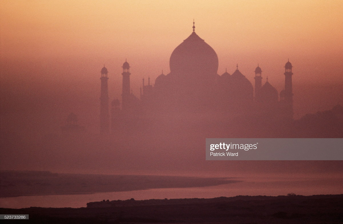 Lăng Taj Mahal trong sương khói buổi chiều tà.