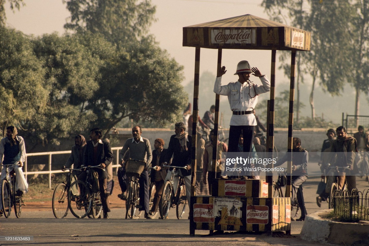 Cảnh sát giao thông làm nhiệm vụ tạo một giao lộ trong giờ cao điểm buổi sáng ở Deilhi.