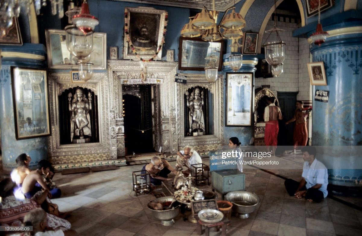 Bên trong điện thờ của đền Shri Mangesh.