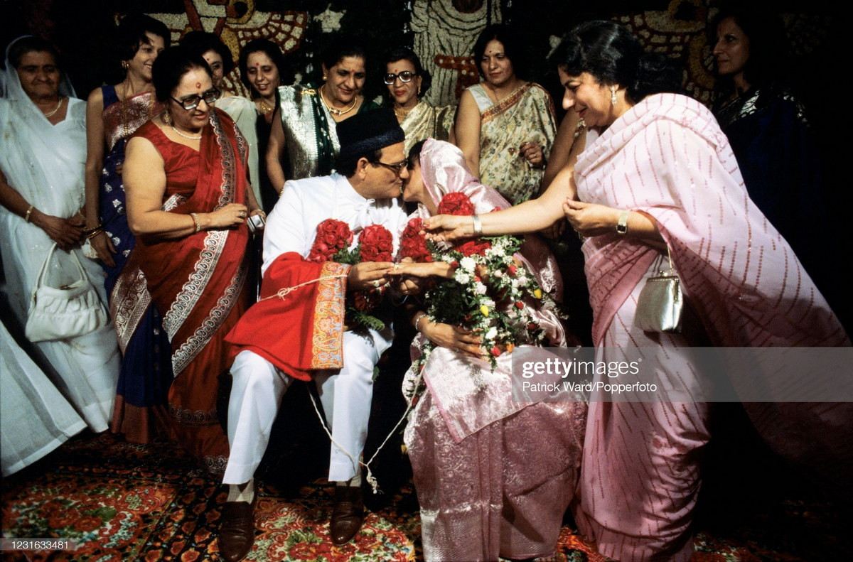 Cô dâu và chú rể hôn nhau trong đám cưới của người Parsi, tổ chức tại một khách sạn ở thành phố Bombay, bang Maharashtra.