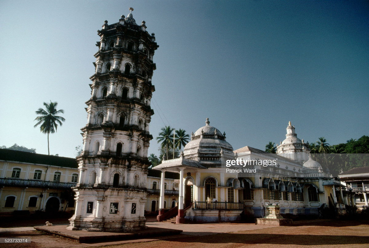 Đền Shri Mangesh, ngôi đền có từ thế kỷ 16, tọa lạc tại làng Mangeshi ở bang Goa.