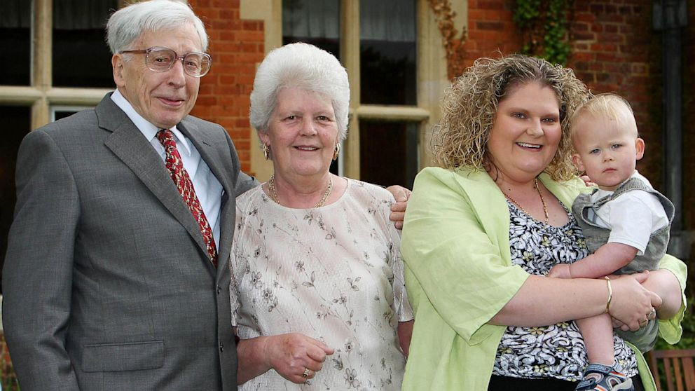 Tháng 12/2006, “em bé ống nghiệm” Louise Brown cũng đã sinh một cậu con trai, Cameron John Mullinder. Em bé này cũng là kết quả của thụ thai hoàn toàn tự nhiên. Đến nay, việc thụ thai trong ống nghiệm đã trở nên phổ biến trên toàn thế giới.