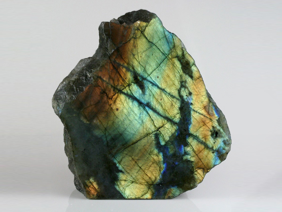 Labradorite là một khoáng vật thuộc nhóm felspat, còn được gọi là đá xà cừ do ánh lên các mảng màu vàng xanh như xà cừ.