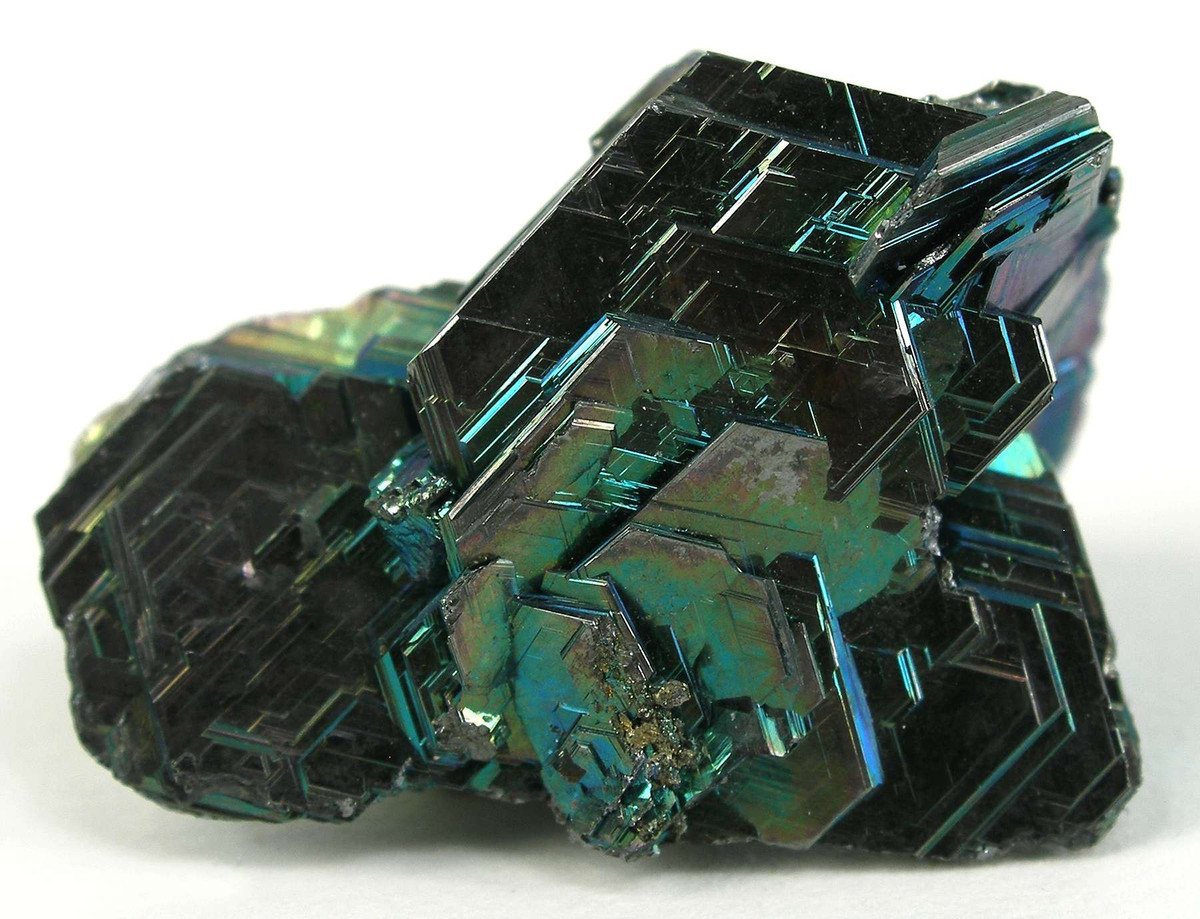 Polybasite là một sunfua tương đối ít phổ biến của bạc, đồng, antimon và asen, có màu đen bóng ánh xanh hoặc tím.