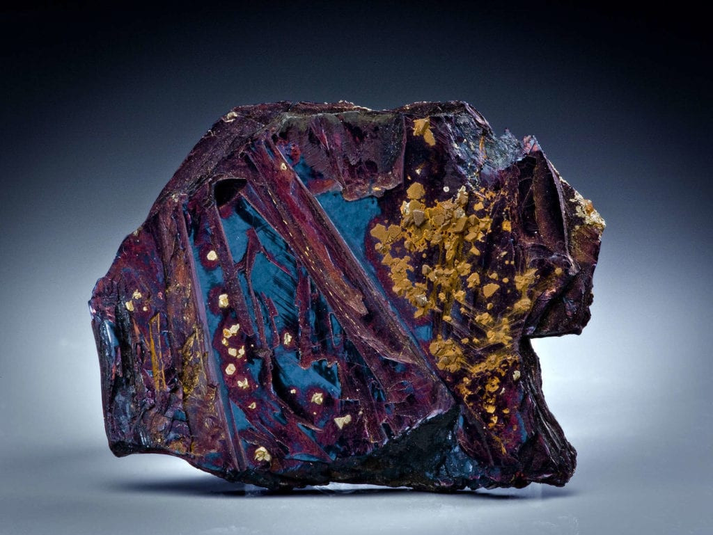 Covellite là một sunfua đồng không thực sự phổ biến. Màu xanh chàm sáng bóng của nó rất hấp dẫn đối với những người sưu tầm khoáng vật.