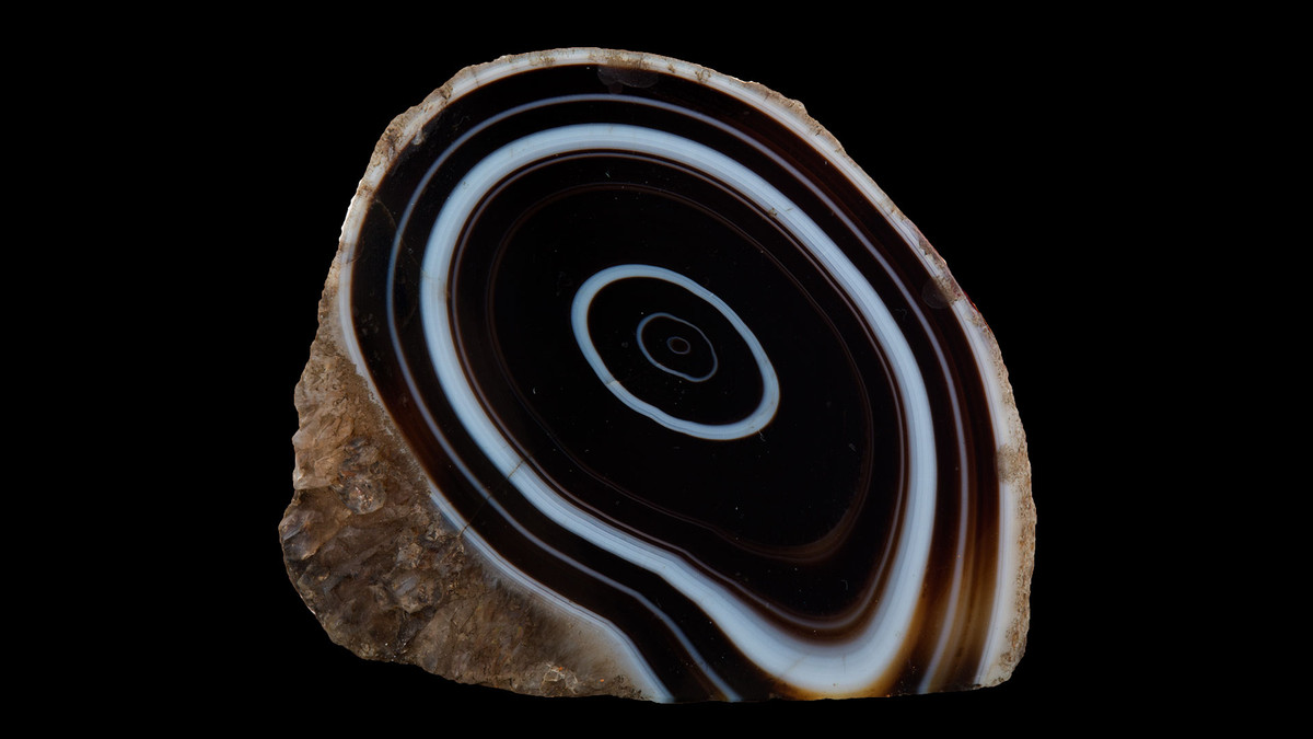 Onyx là một dạng chalcedon bán quý có sọc hoặc vân đồng tâm mang màu sắc đa dạng. Không thực sự phổ biến, onyx chỉ dồi dào ở một số khu vực như Ấn Độ và Nam Mỹ.