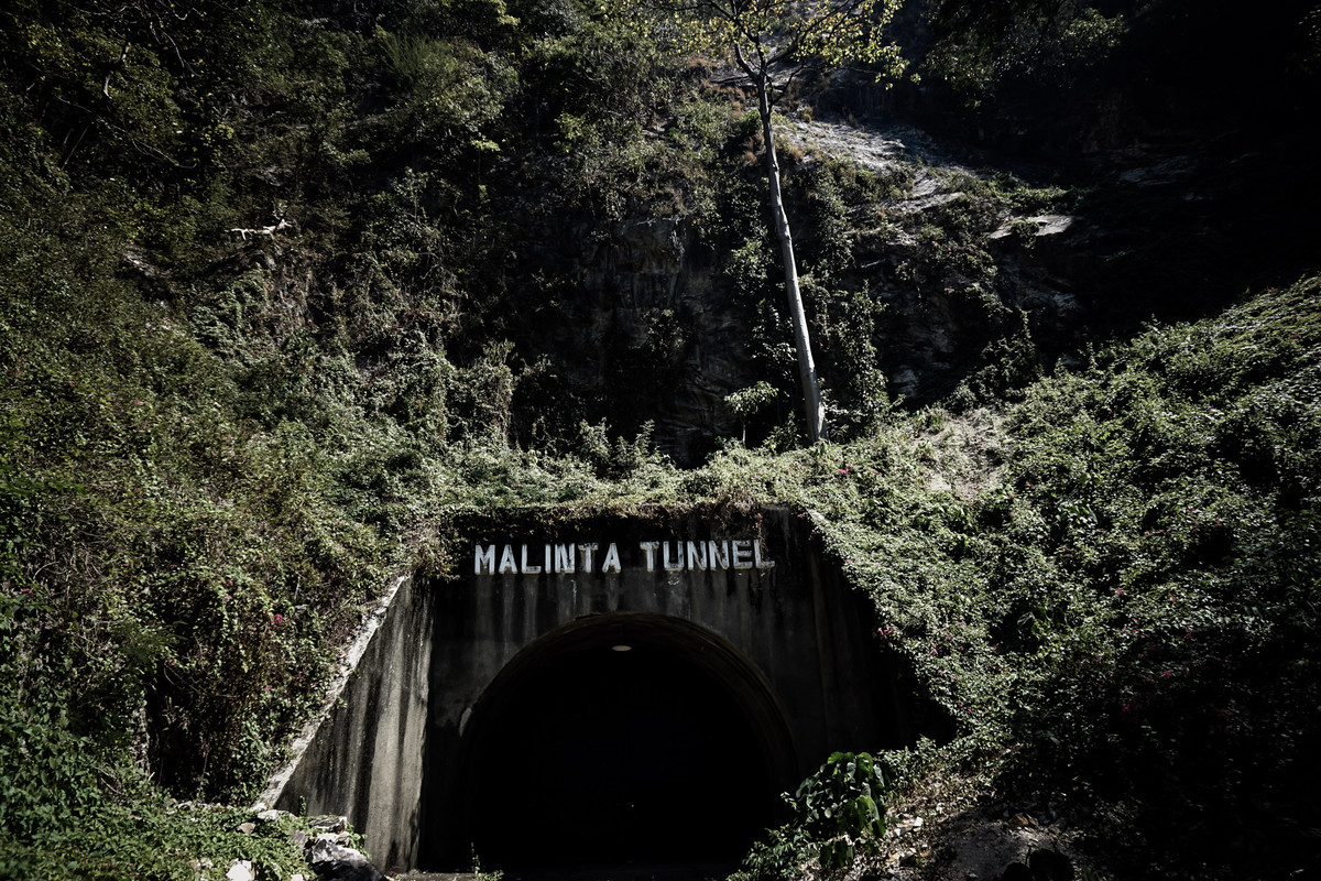 Người Mỹ nghĩ rằng quân đồn trú Nhật chỉ có 1.000 người, nhưng con số thực tế là gần 5.000 người. Giao tranh ác liệt khiến hầu hết binh sĩ Nhật thiệt mạng, số ít những người sống sót tìm đến trú ẩn trong đường hầm Malinta.