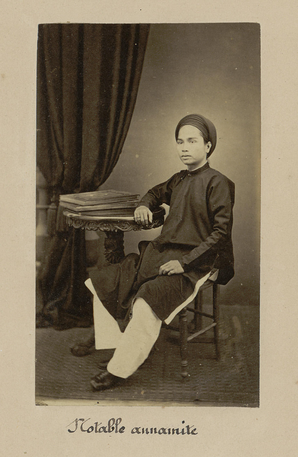 Chân dung thời trẻ của Tổng đốc Sài Gòn Đỗ Hữu Phương (1841-1914). Sau này ông được xếp ở vị trí thứ hai trong số bốn người giàu có nhất Nam Kỳ: Nhất Sỹ, nhì Phương, tam Xường, tứ Định.