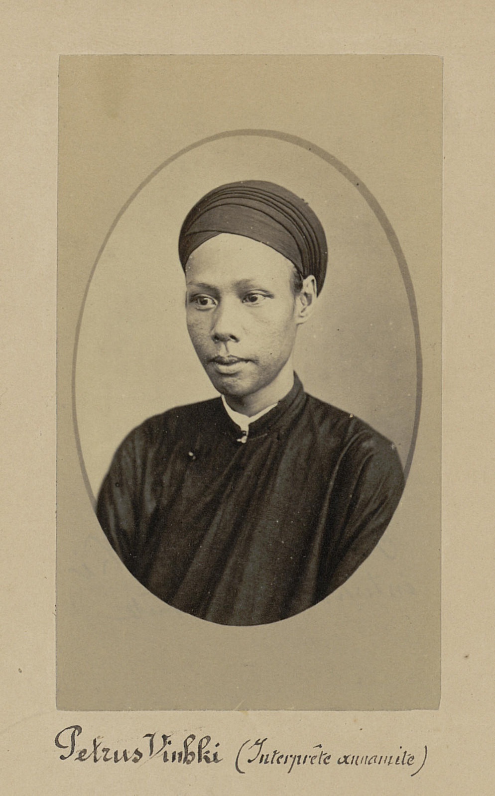 Chân dung ông Pétrus Trương Vĩnh Ký (1837 – 1898), học giả nổi tiếng của Việt Nam trong thế kỷ 19. Ông được bổ nhiệm làm Ủy viên Hội đồng cai trị Sài Gòn năm 1877.