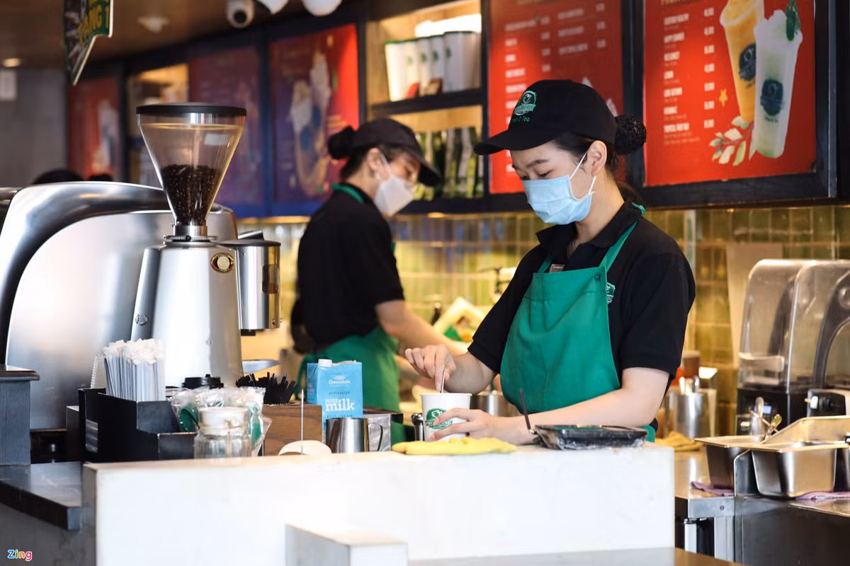 Hang quan o TP.HCM thieu nhan vien tram trong sau dich-Hinh-2