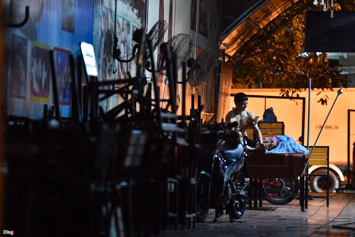 Hang quan o TP.HCM thieu nhan vien tram trong sau dich