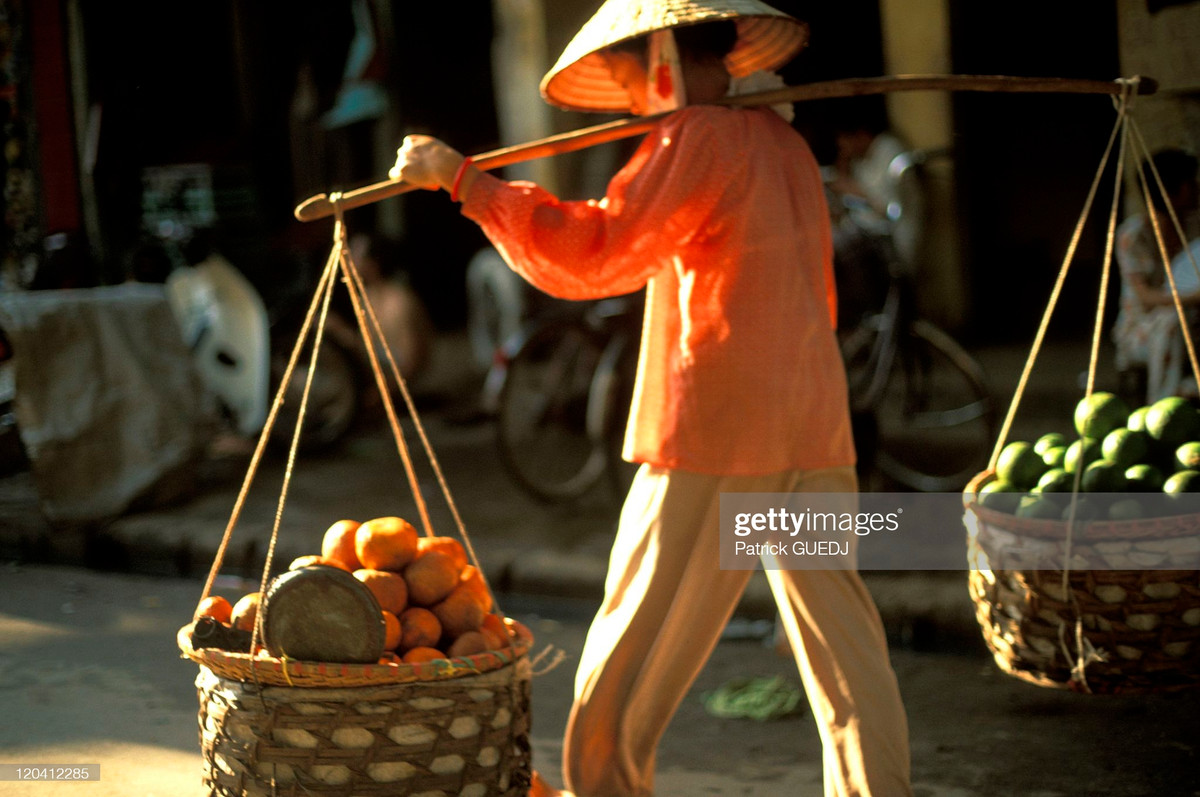 Gánh hàng cam ở phố cổ Hà Nội, Việt Nam năm 1999. Ảnh: Patrick Guedj/ Getty Images.